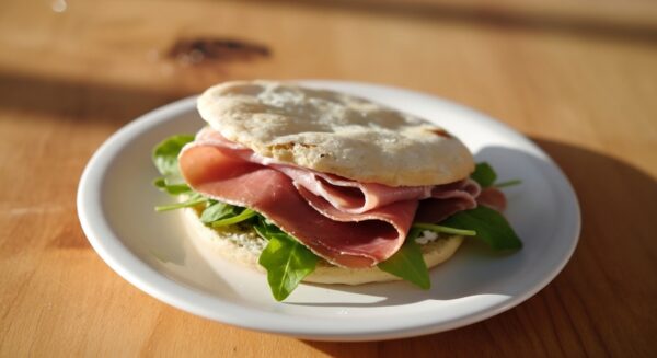 SAND DE JAMON Y CRUDO + RUCULA+TOMATE -PAN PITA